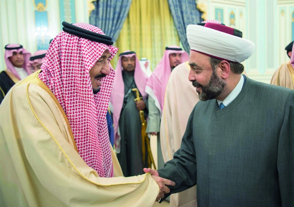 الملك سلمان مصافحا أحد ضيوف الجنادرية