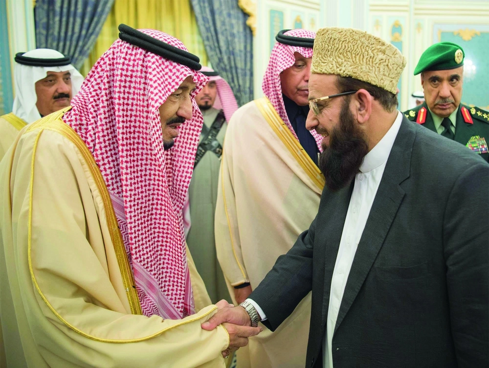 الملك سلمان مصافحا أحد ضيوف الجنادرية