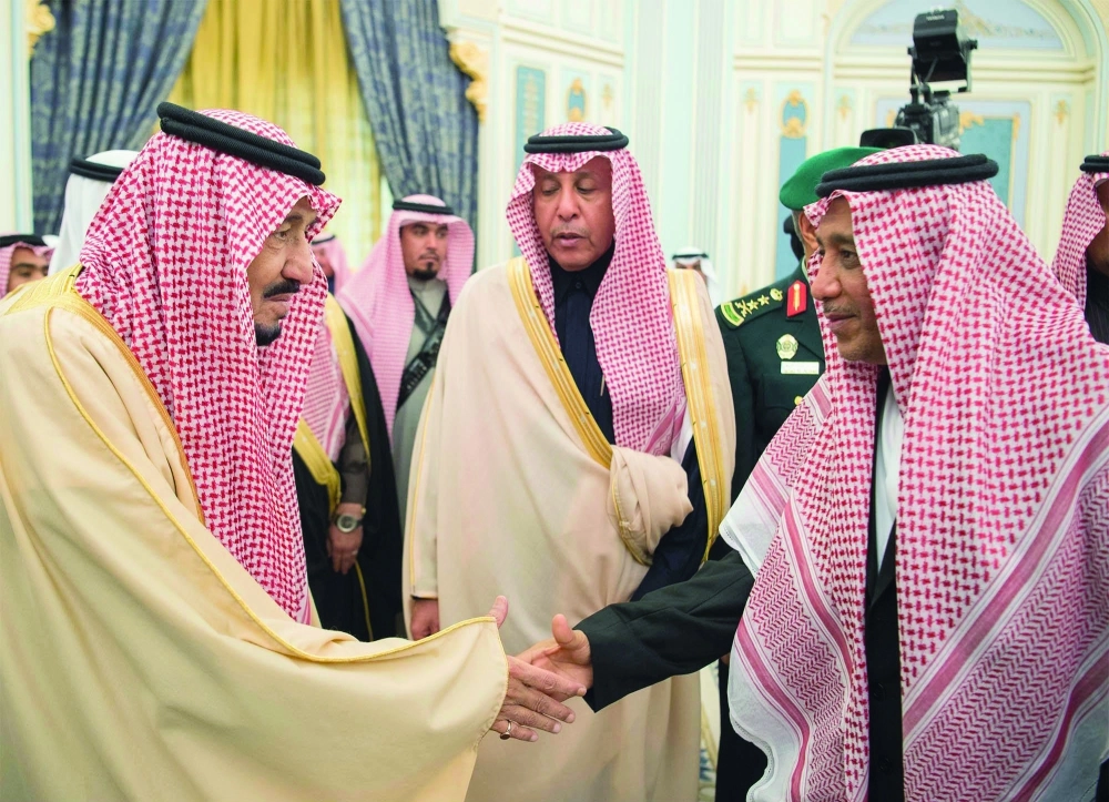 الملك سلمان مصافحا أحد ضيوف الجنادرية