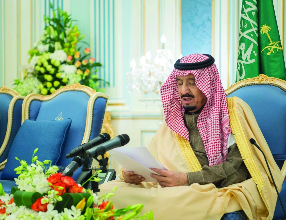 
الملك سلمان متحدثا خلال استقباله ضيوف الجنادرية من الأدباء والمفكرين بقصر اليمامة أمس (واس)

