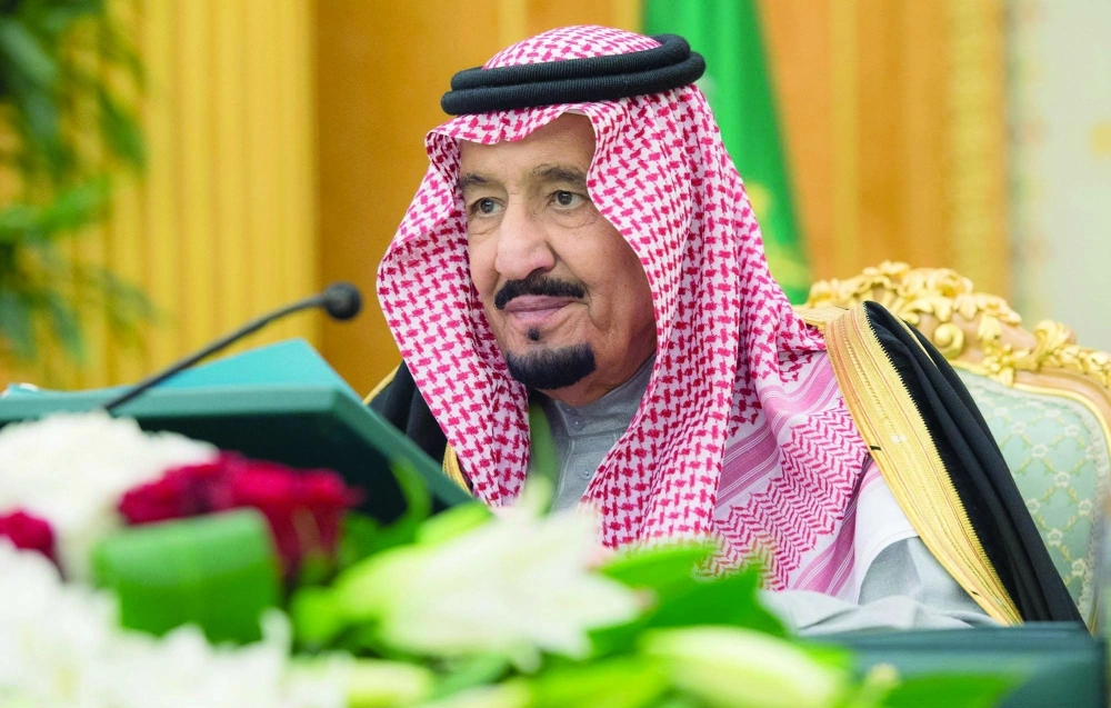 الملك سلمان خلال ترؤسه جلسة مجلس الوزراء في قصر اليمامة بالرياض اليوم (واس)