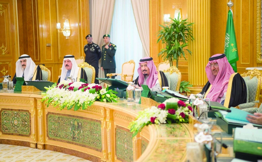 الملك سلمان خلال ترؤسه جلسة مجلس الوزراء في قصر اليمامة بالرياض اليوم بحضور ولي العهد (واس)
