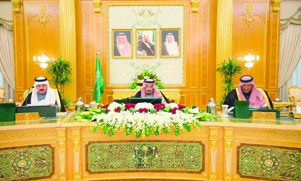 الملك سلمان خلال ترؤسه جلسة مجلس الوزراء في قصر اليمامة بالرياض اليوم بحضور ولي العهد (واس)