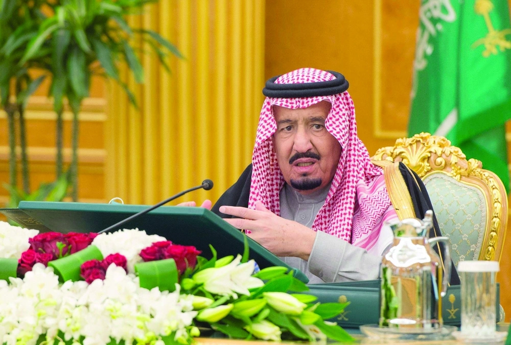 الملك سلمان خلال ترؤسه جلسة مجلس الوزراء في قصر اليمامة بالرياض اليوم (واس)
