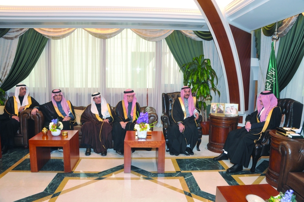 سعود بن نايف خلال استقبال أعضاء الهيئة   (مكة)