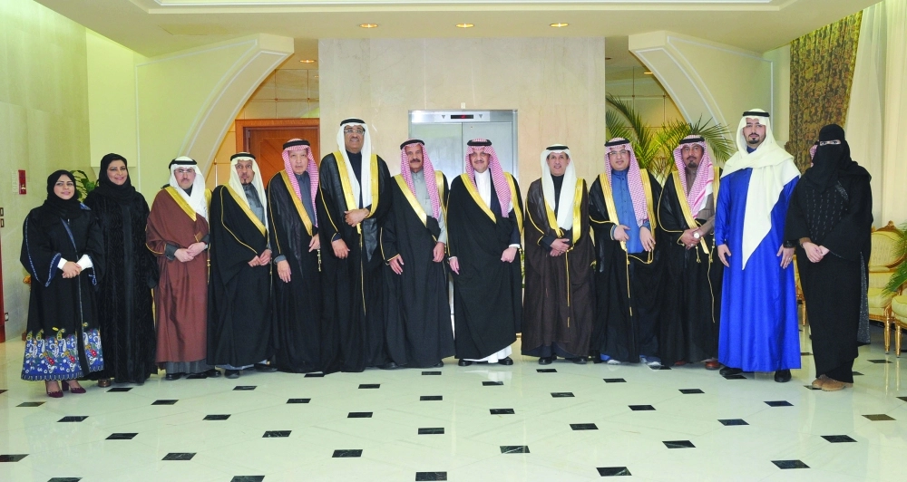 سعود بن نايف متوسطا أعضاء الهيئة   (مكة)