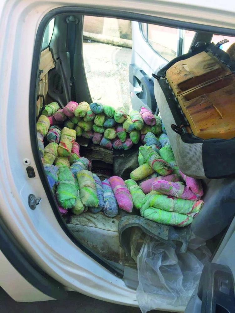 حزم القات التي حاول السائق تهريبها   (مكة)