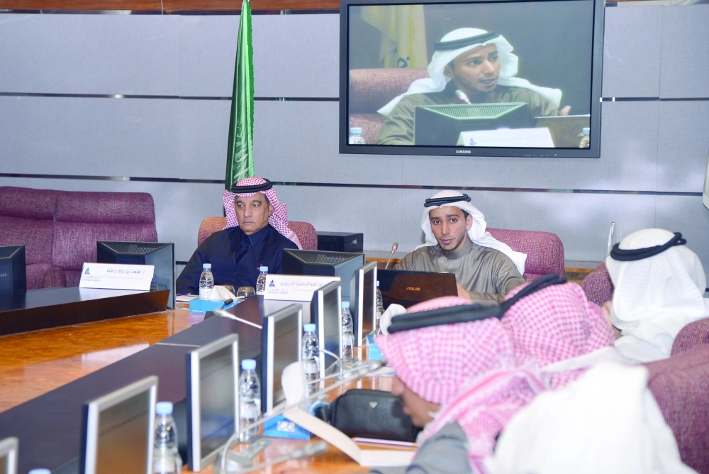 الدريس يتحدث في الورشة (مكة)