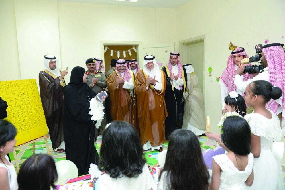 خالد الفيصل ومشعل بن ماجد خلال التدشين (محمد يحيى)