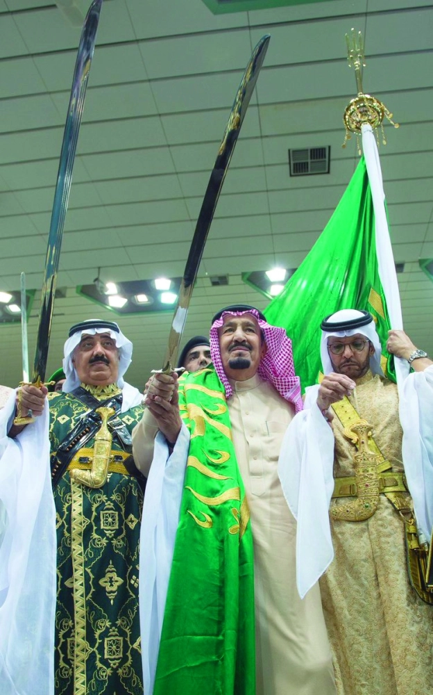 الملك سلمان مؤديا العرضة السعودية أمس (بندر الجلعود)