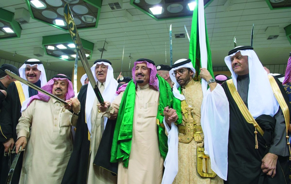 خادم الحرمين خلال تشريفه حفل العرضة في الجنادرية اليوم (بندر الجلعود)