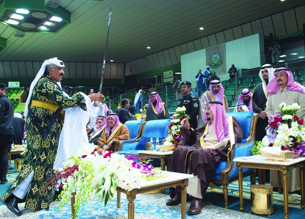 .. وخلال تسلمه السيف من متعب بن عبدالله