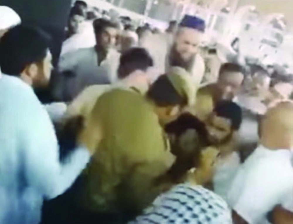 رجل أمن خلال ضبط المختل (لقطة فيديو)