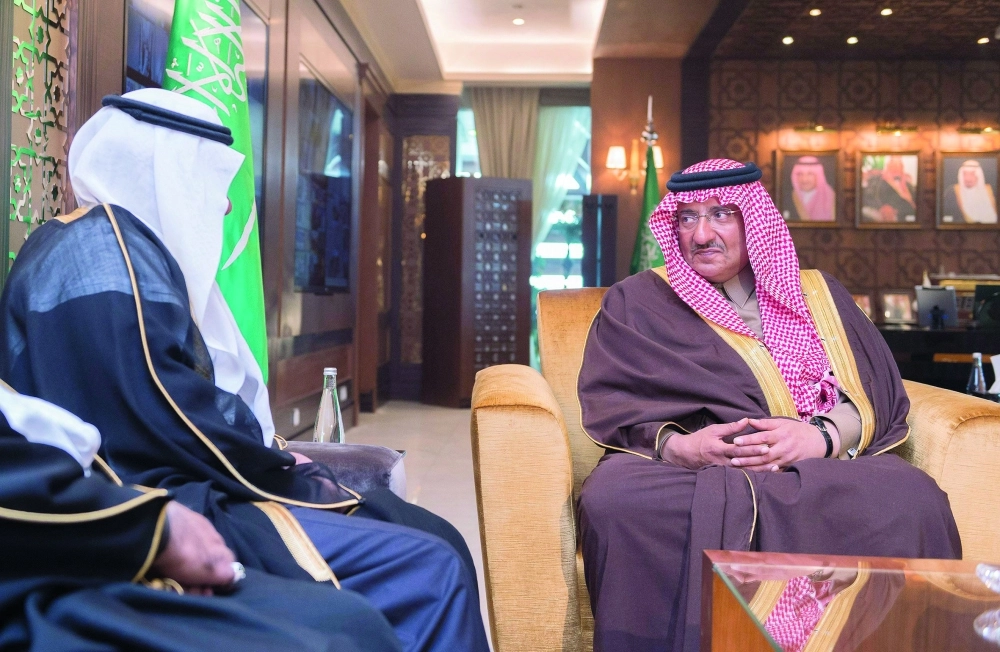 الأمير محمد بن نايف خلال استقباله السفراء في مكتبه بديوان الوزارة أمس (واس)