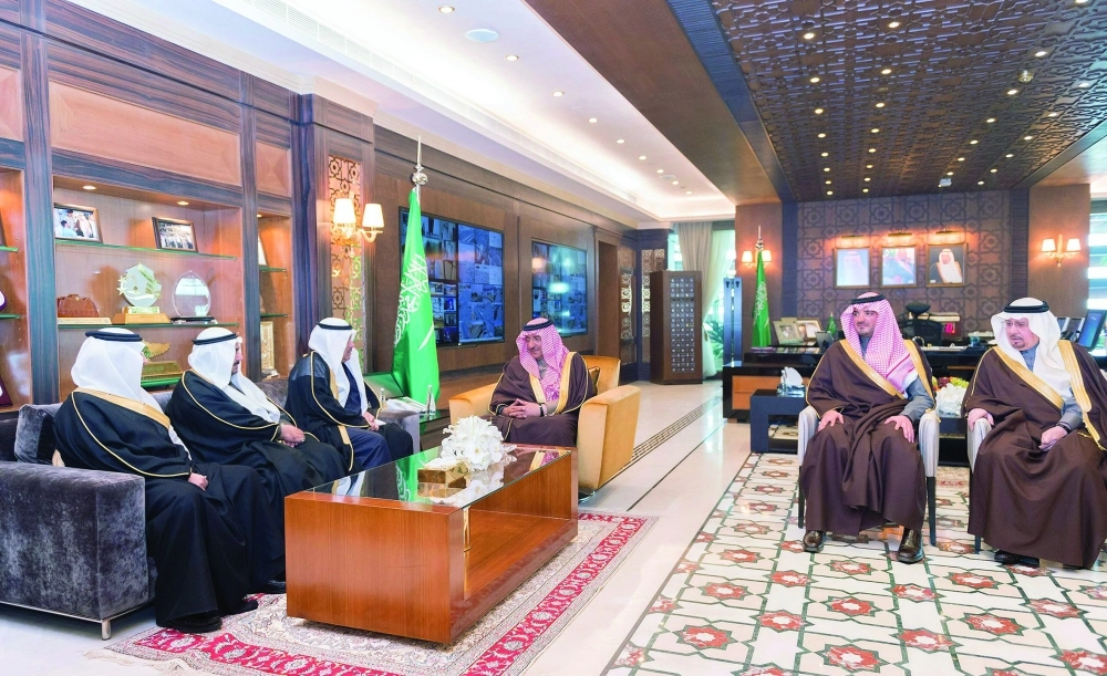 الأمير محمد بن نايف خلال استقباله السفراء في مكتبه بديوان الوزارة أمس (واس)