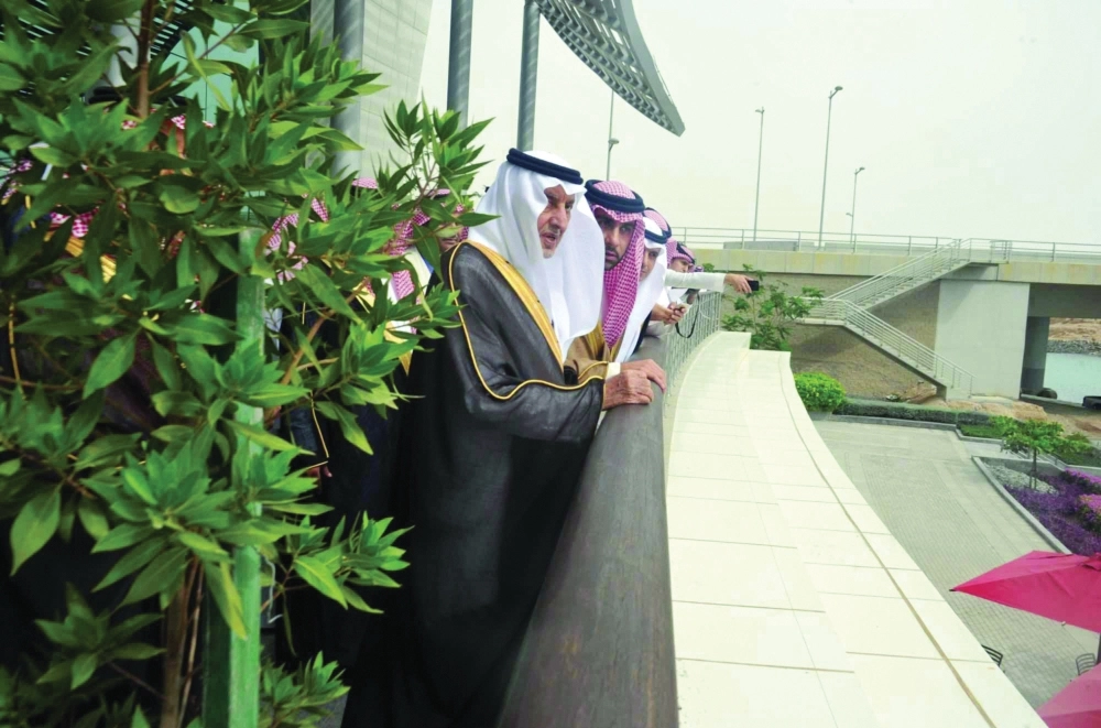 خالد الفيصل خلال جولته التفقدية في رابغ أمس (واس)