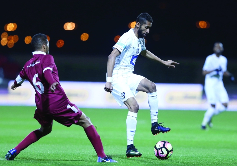 سلمان الفرج يحاول السيطرة على الكرة وسط مضايقة عمر عبدالعزيز    (إ ب أ)