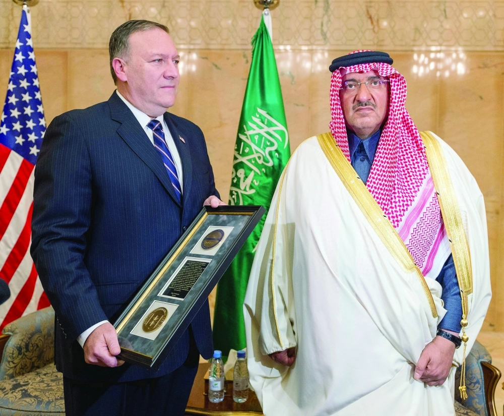 ولي العهد خلال تسلمه الميدالية من مايكل بومبيو