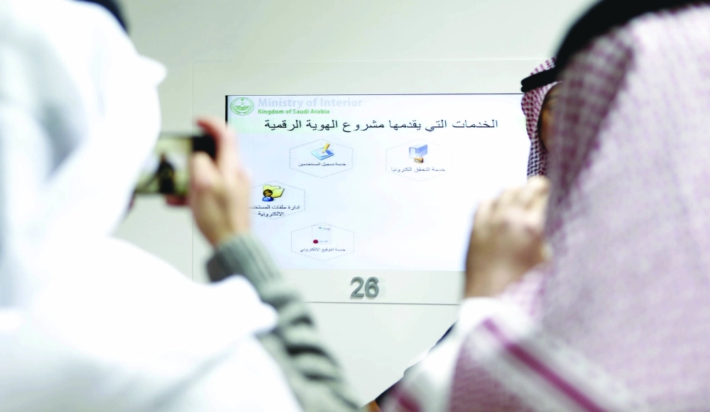 صحفيان يتابعان شرحا عن مشروع الهوية الرقمية     