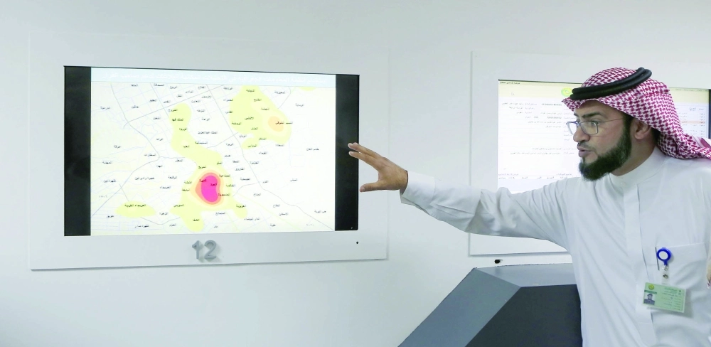 أحد مسؤولي المركز يعطي شرحا تفصيليا عن الخريطة          (محمد مشهور)