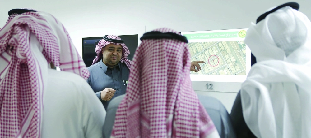 جانب من الشرح الذي قدمه مسؤولو مركز المعلومات الوطني للوفد الإعلامي الزائر  (محمد مشهور)