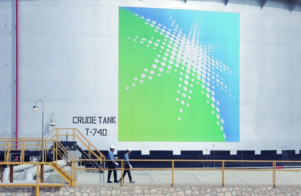 مهندسان بالقرب من أحد الخزانات التابعة لأرامكو                                                                                                              (مكة)