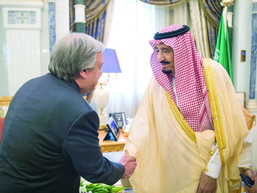 الملك سلمان لدى استقباله أنطونيو جوتيريس في قصر اليمامة بالرياض أمس           (بندر الجلعود)