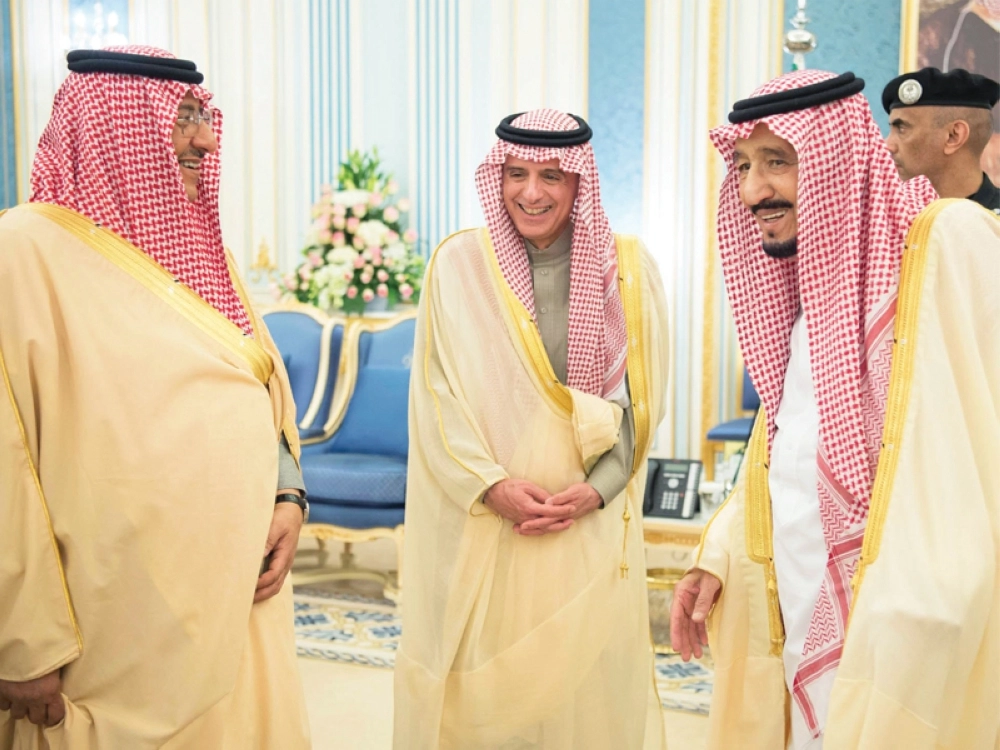 الملك سلمان والأمير محمد بن نايف وعادل الجبير خلال الاستقبال أمس (بندر الجلعود)