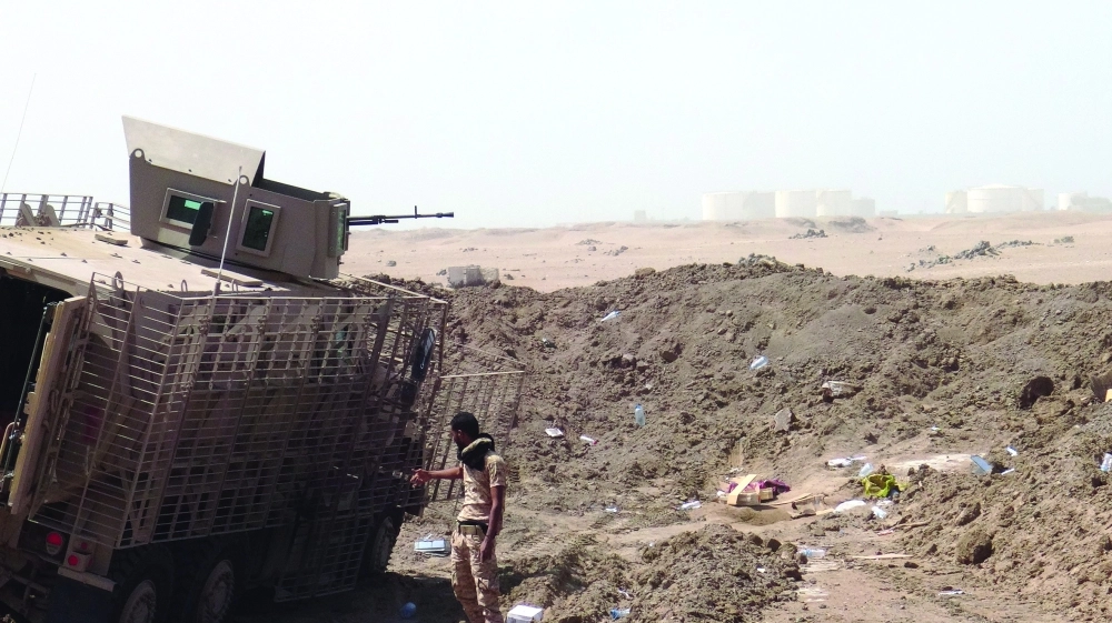 جنود من القوات الشرعية أثناء اشتباكات مع ميليشيات الانقلاب شمال المخا                                                  (أديب محمد)