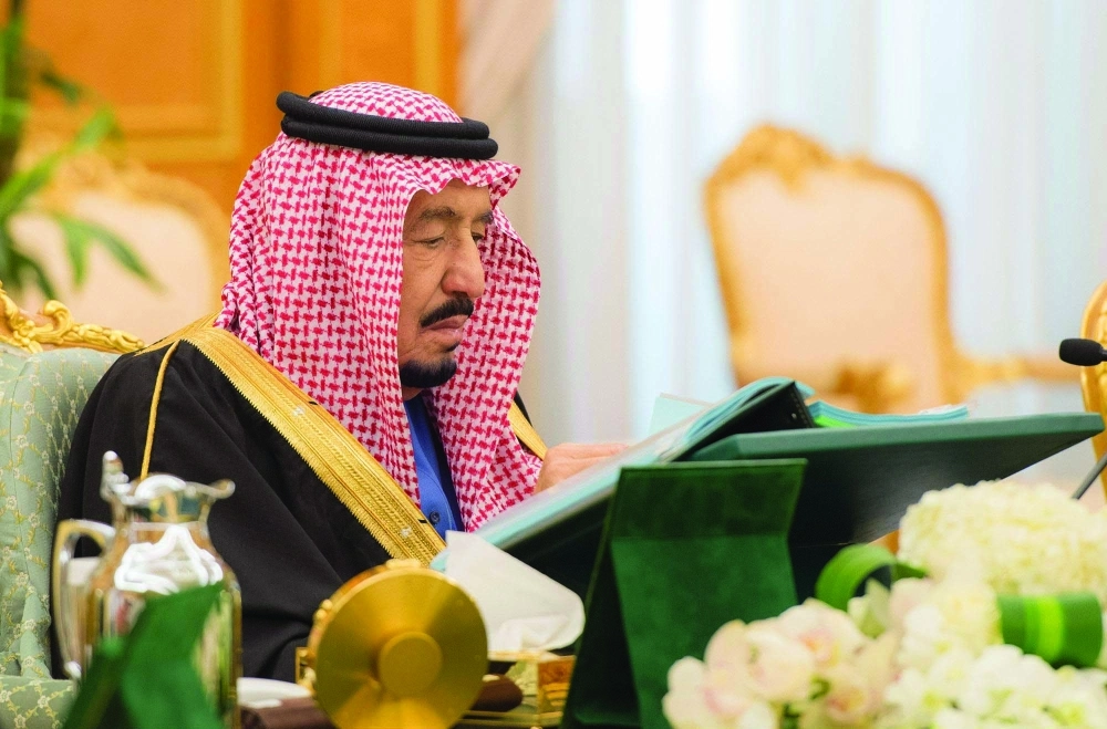 الملك سلمان خلال ترؤسه جلسة المجلس في قصر اليمامة بالرياض (واس)