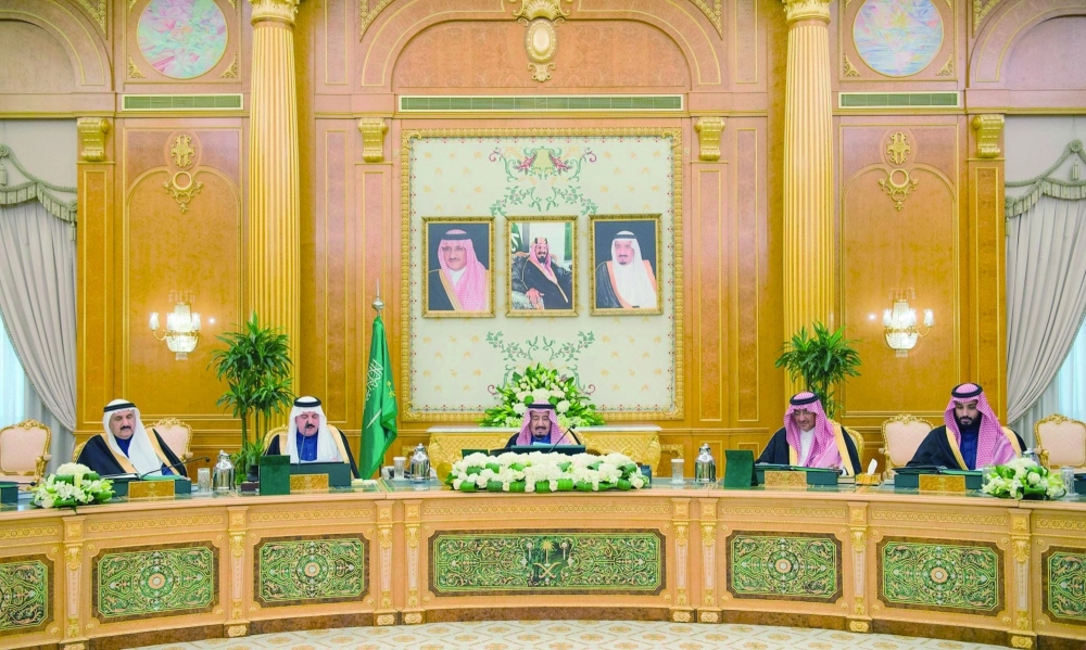 الملك سلمان مترئسا جلسة مجلس الوزراء أمس بحضور ولي العهد وولي ولي العهد (واس)
