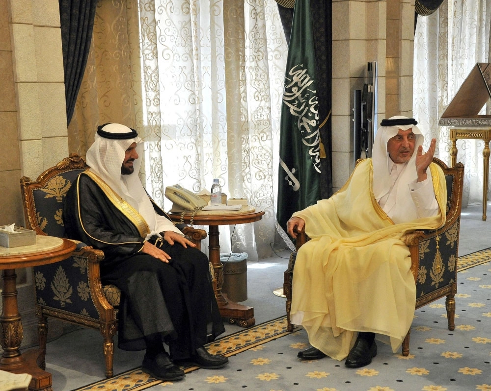 خالد الفيصل لدى استقباله رئيس وأعضاء المؤسسة (واس)