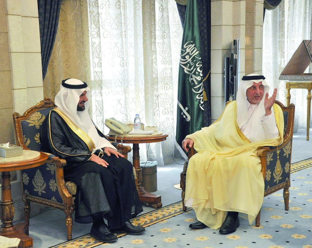 خالد الفيصل لدى استقباله رئيس وأعضاء المؤسسة (واس)