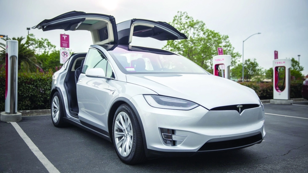 إحدى سيارات تسلا أثناء الشحن                               (مكة)