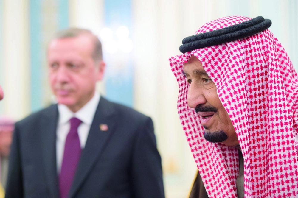 الملك سلمان خلال الاستقبال