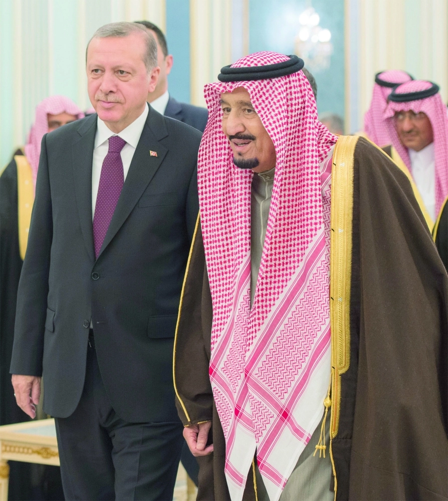 الملك سلمان خلال استقباله رجب إردوغان في قصر اليمامة بالرياض أمس (بندر الجلعود)  