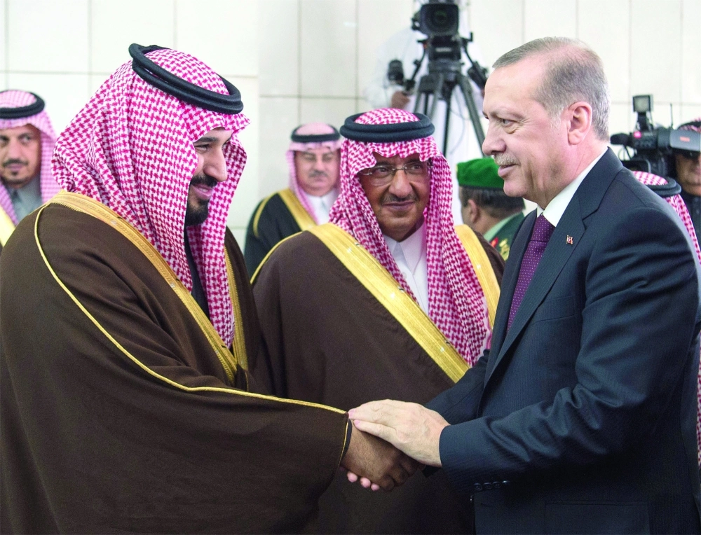 .. ومصافحا ولي ولي العهد 