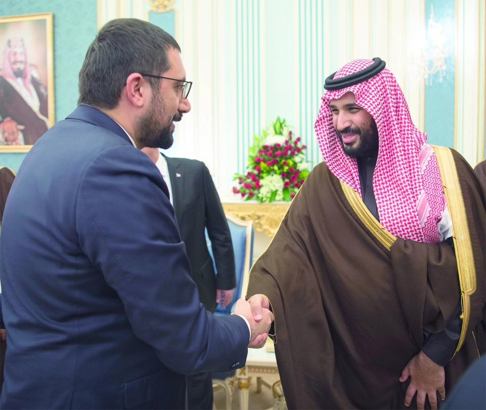 الأمير محمد بن سلمان مصافحا أحد أعضاء الوفد المرافق
