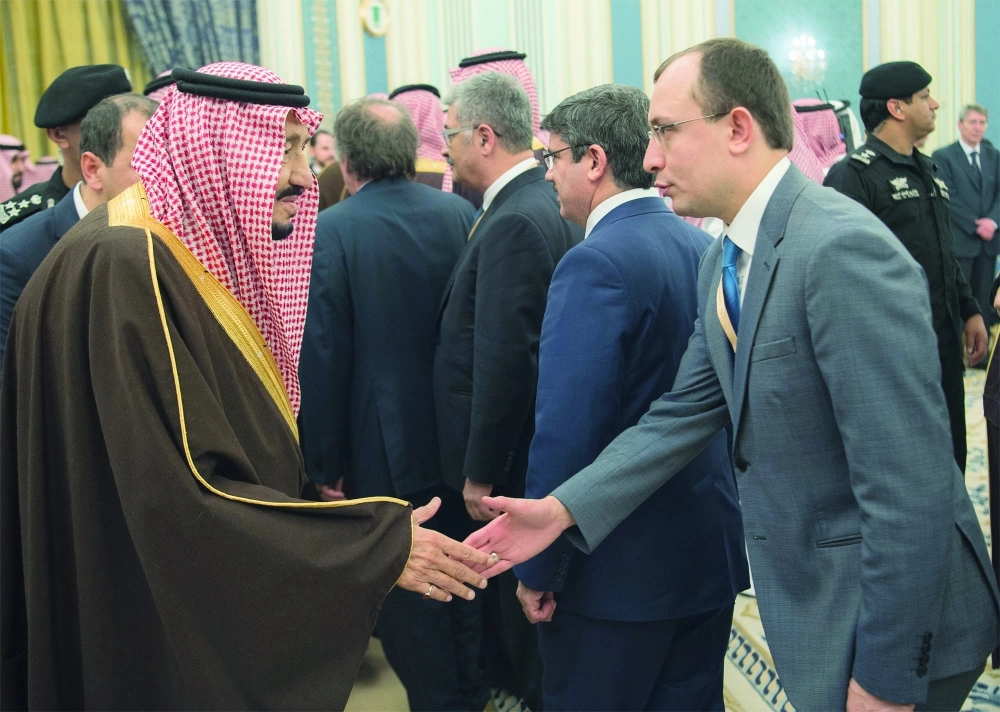 الملك سلمان مصافحا الوفد المرافق للرئيس التركي