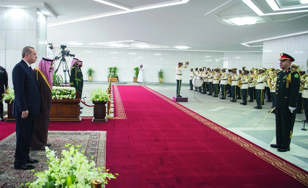 الملك سلمان خلال استقباله رجب إردوغان في قصر اليمامة بالرياض أمس (بندر الجلعود) 