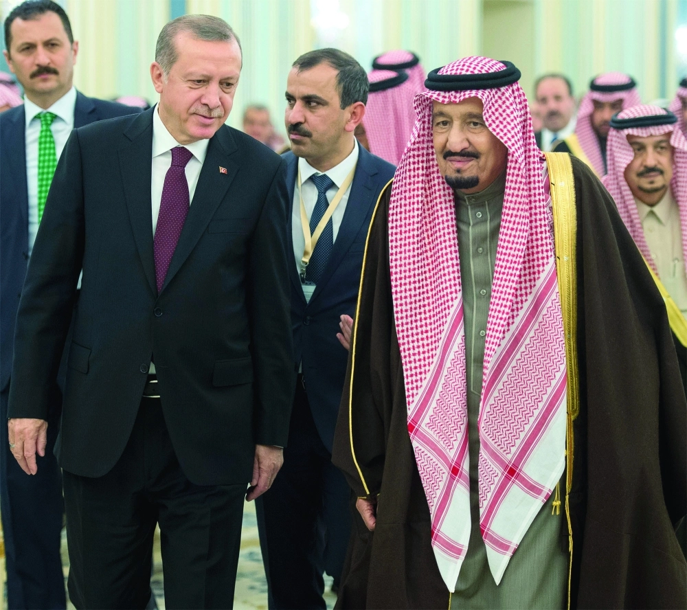 الملك سلمان خلال استقباله رجب إردوغان في قصر اليمامة بالرياض أمس (بندر الجلعود) 