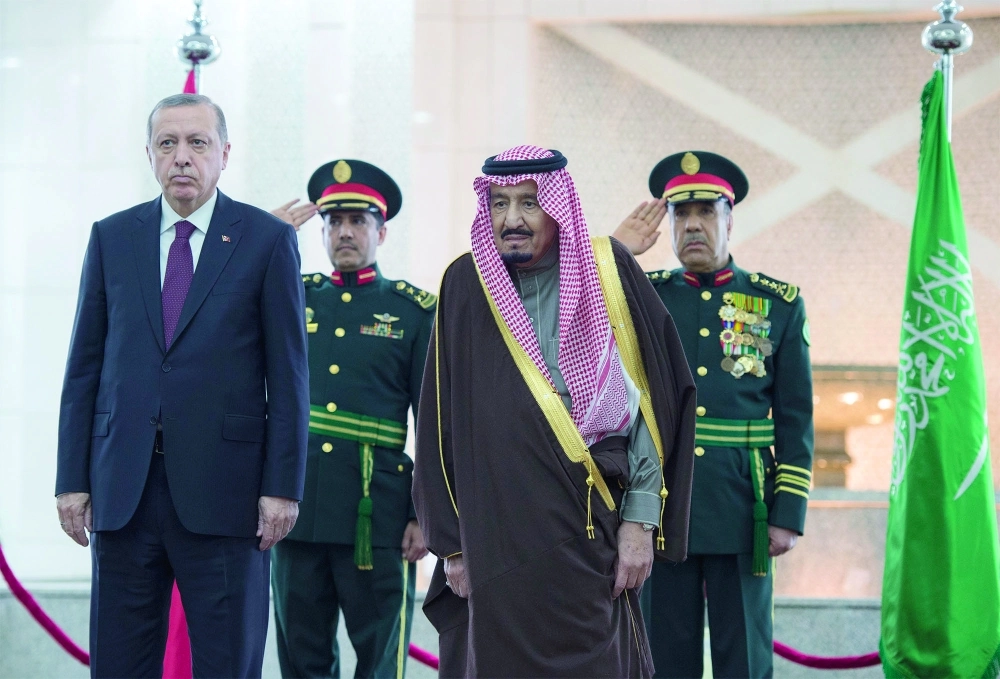 الملك سلمان خلال استقباله رجب إردوغان في قصر اليمامة بالرياض أمس (بندر الجلعود)  