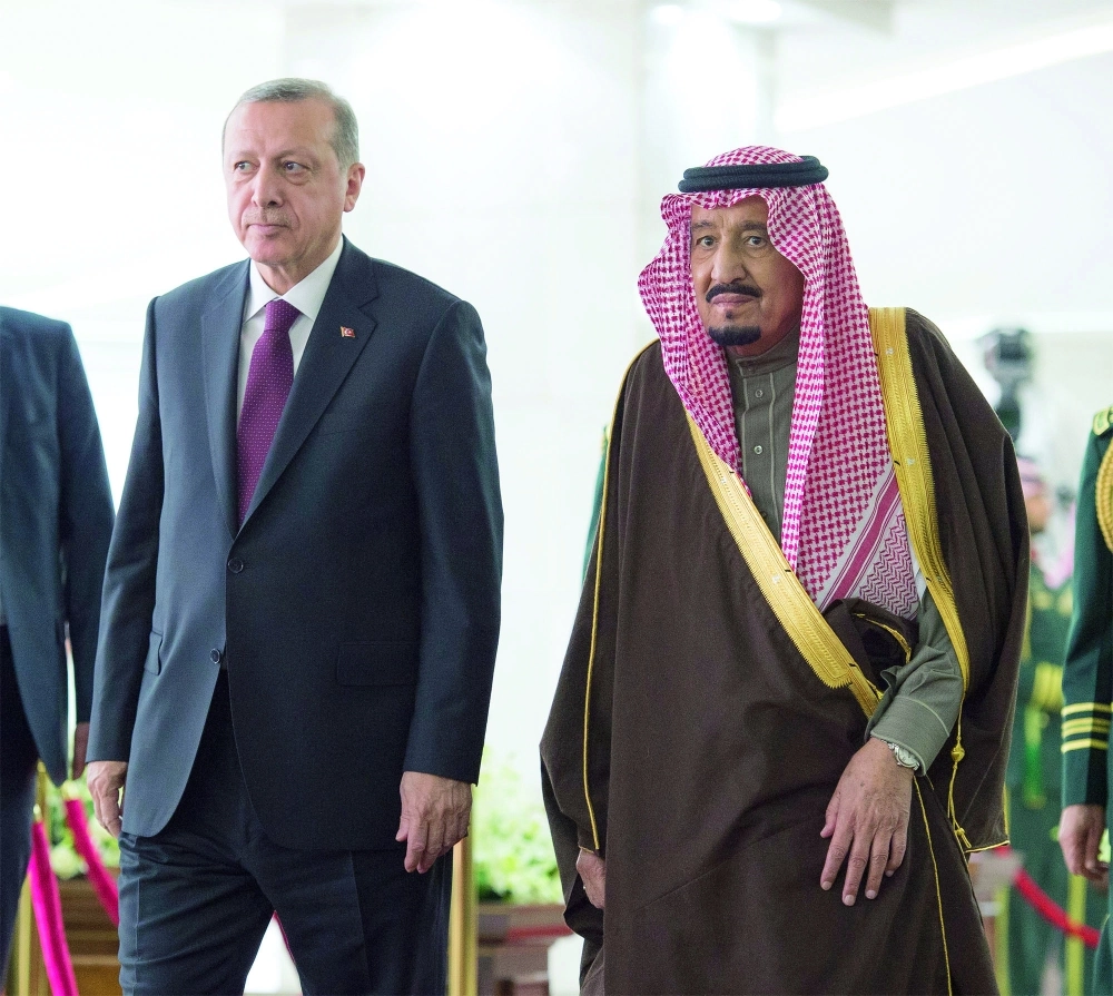 الملك سلمان خلال استقباله رجب إردوغان في قصر اليمامة بالرياض أمس (بندر الجلعود) 