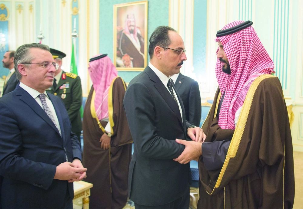 الأمير محمد بن سلمان مصافحا الوفد المرافق لإردوغان