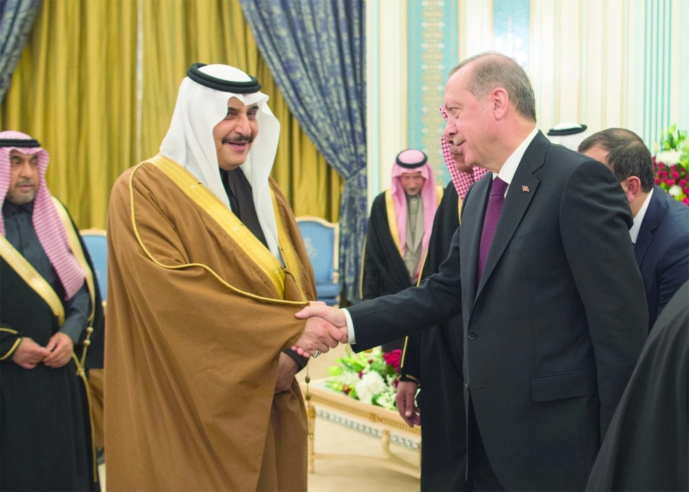 إردوغان مصافحا محمد بن فهد خلال اللقاء 