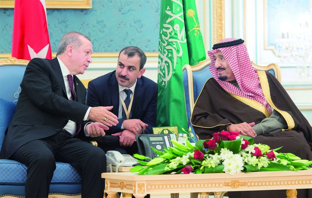 الملك سلمان في حديث مع إردوغان خلال اللقاء 