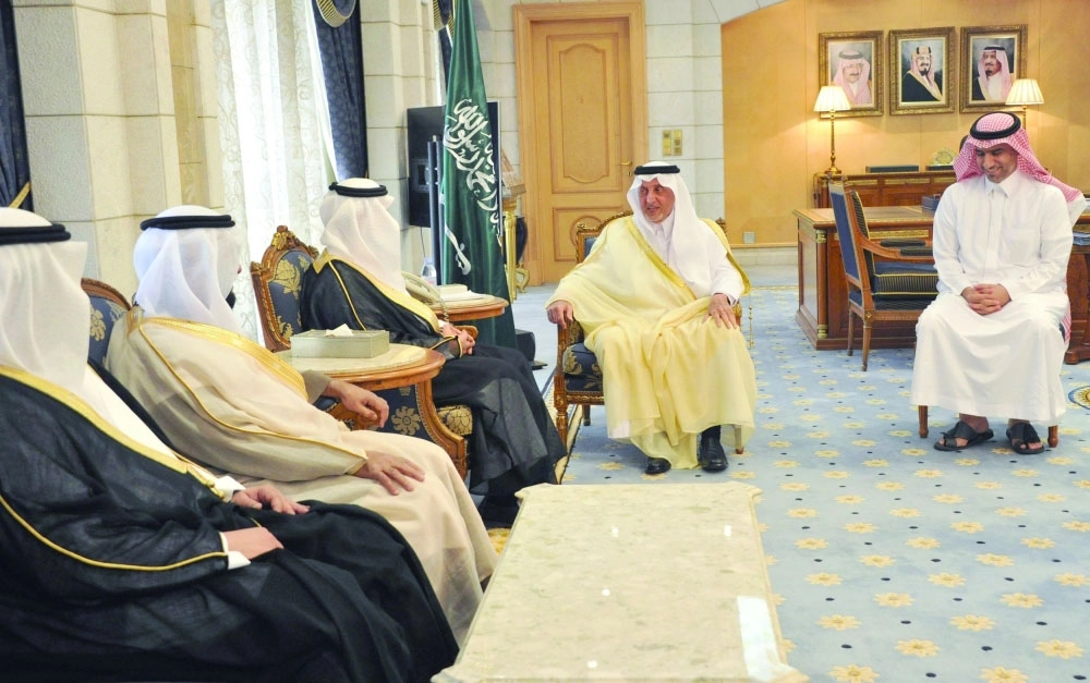 خالد الفيصل متحدثا لرئيس وأعضاء المؤسسة الخيرية للعناية بمساجد الطرق                         (واس)