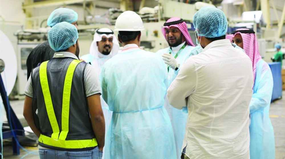 أسامة الحجيلي متجولا في مصنع كاسات زمزم أمس (مكة)