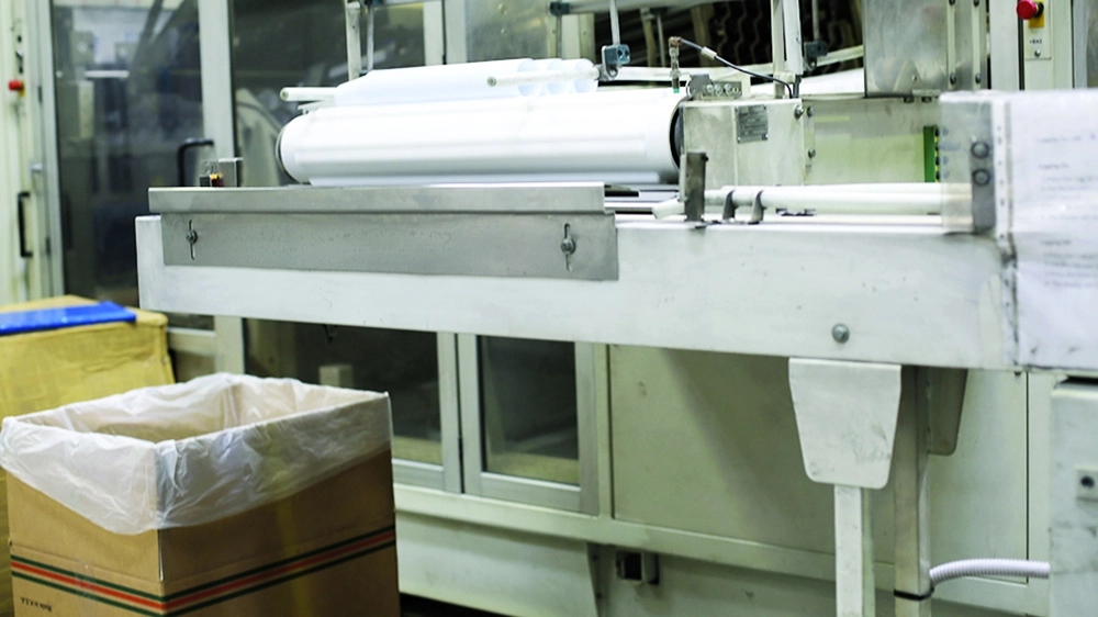 كاسات زمزم خلال تصنيعها بالمصنع الخاص بها                                             (مكة)