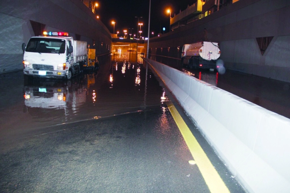 آليات تزيل عوائق تصريف مياه الأمطار              (مكة)